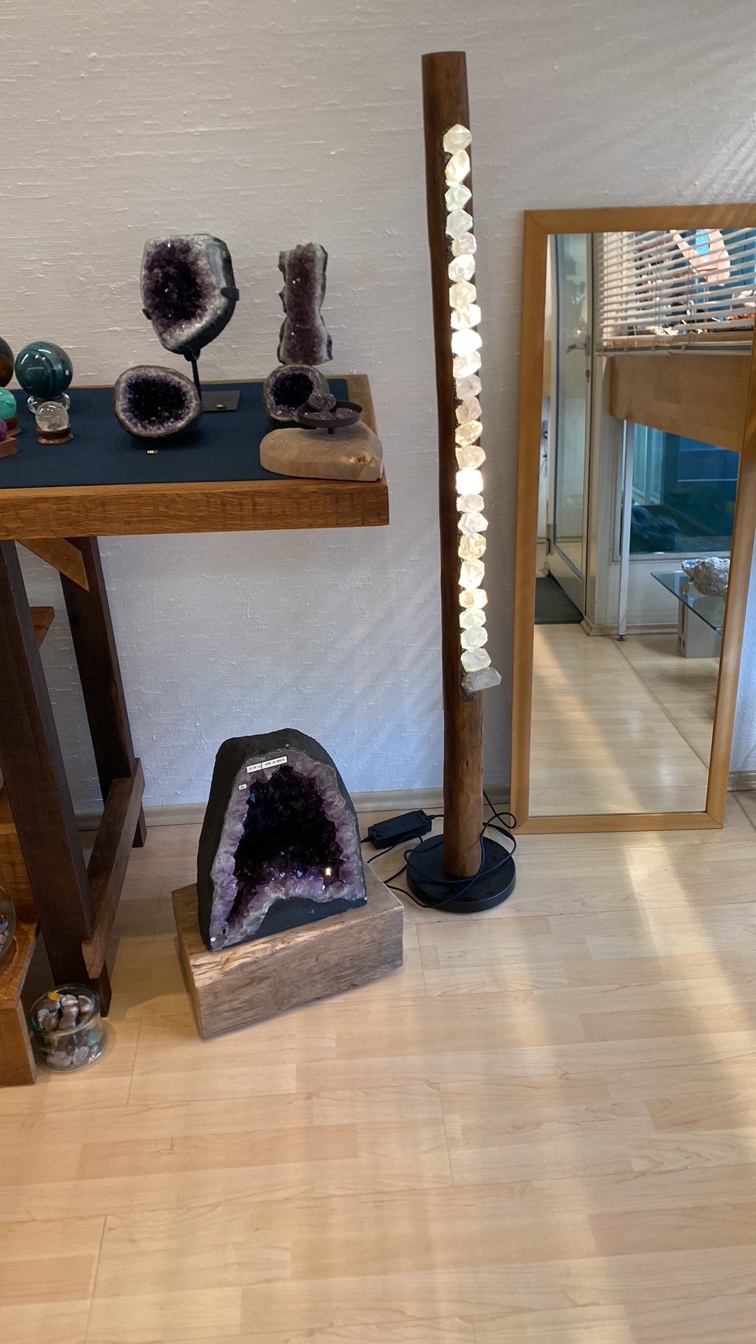 Kristallwerk präsentiert eine herrliche Bergkristall LED Steh-Lampe . Bergkristallspitzen eingearbeitet in Holz.