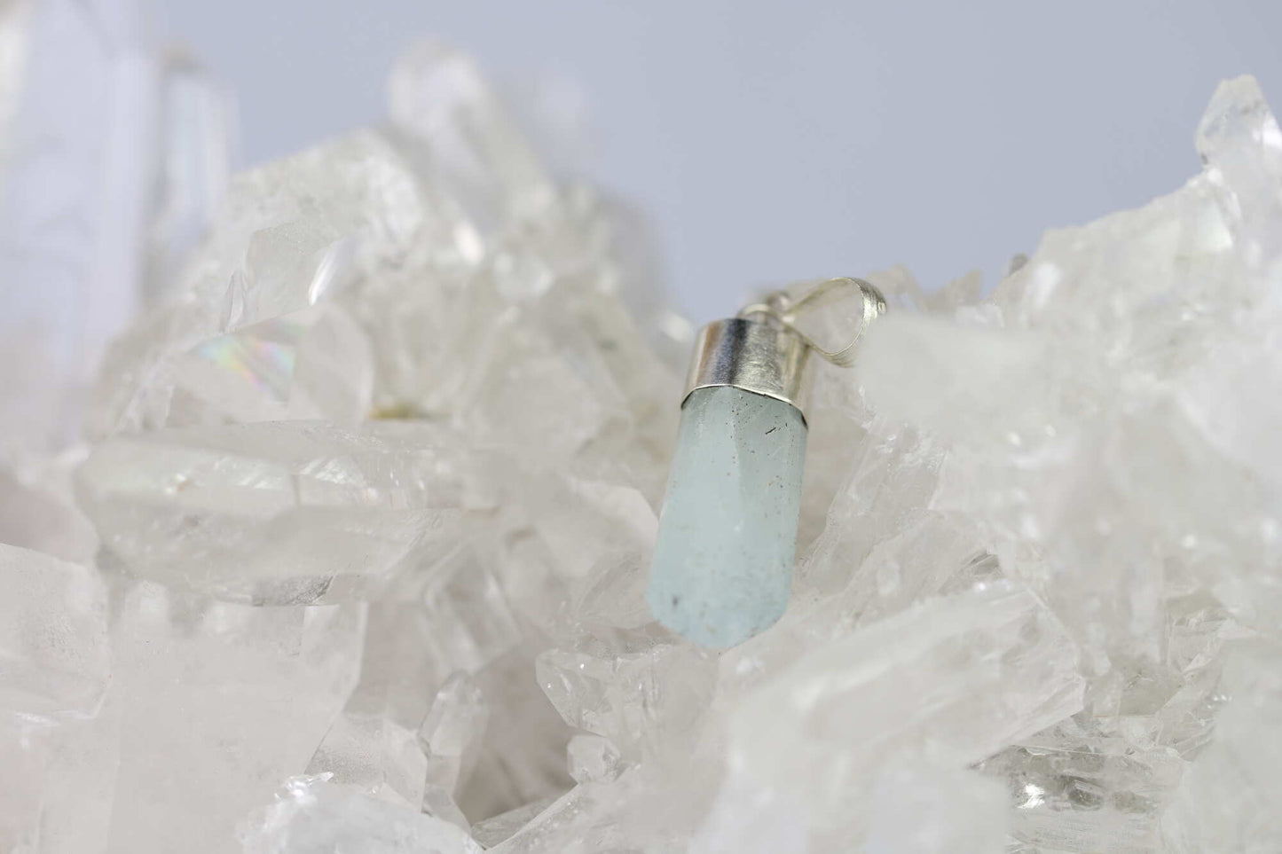 Kristallwerk präsentiert: Anhänger Aquamarin der Extraklasse mit Silberkappe auf einer Bergkristall Stufe.