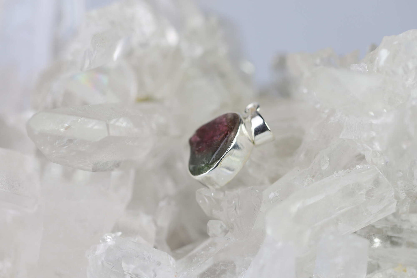 Kristallwerk präsentiert: Anhänger aus Wassermelonen Turmalin in Silber 925 gefasst auf einer Bergkristall Stufe.