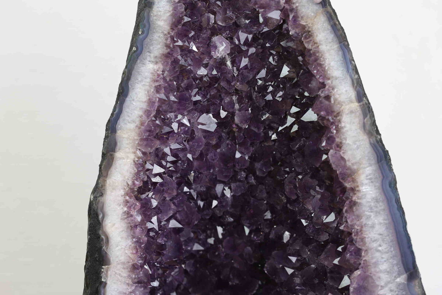 Kristallwerk präsentiert: Rohe Schätze atemberaubende Amethyst Druse aus Brasilien.