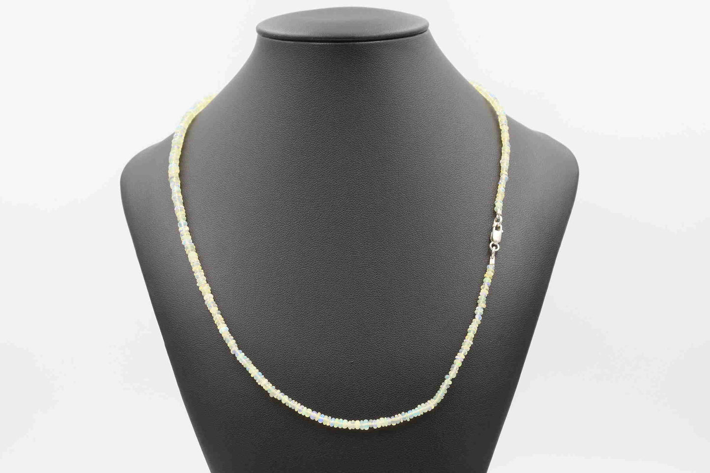 Kristallwerk präsentiert eine wunderschöne Opal Halskette mit 3,5 mm Buttons und einem Karabiner Verschluss aus Silber