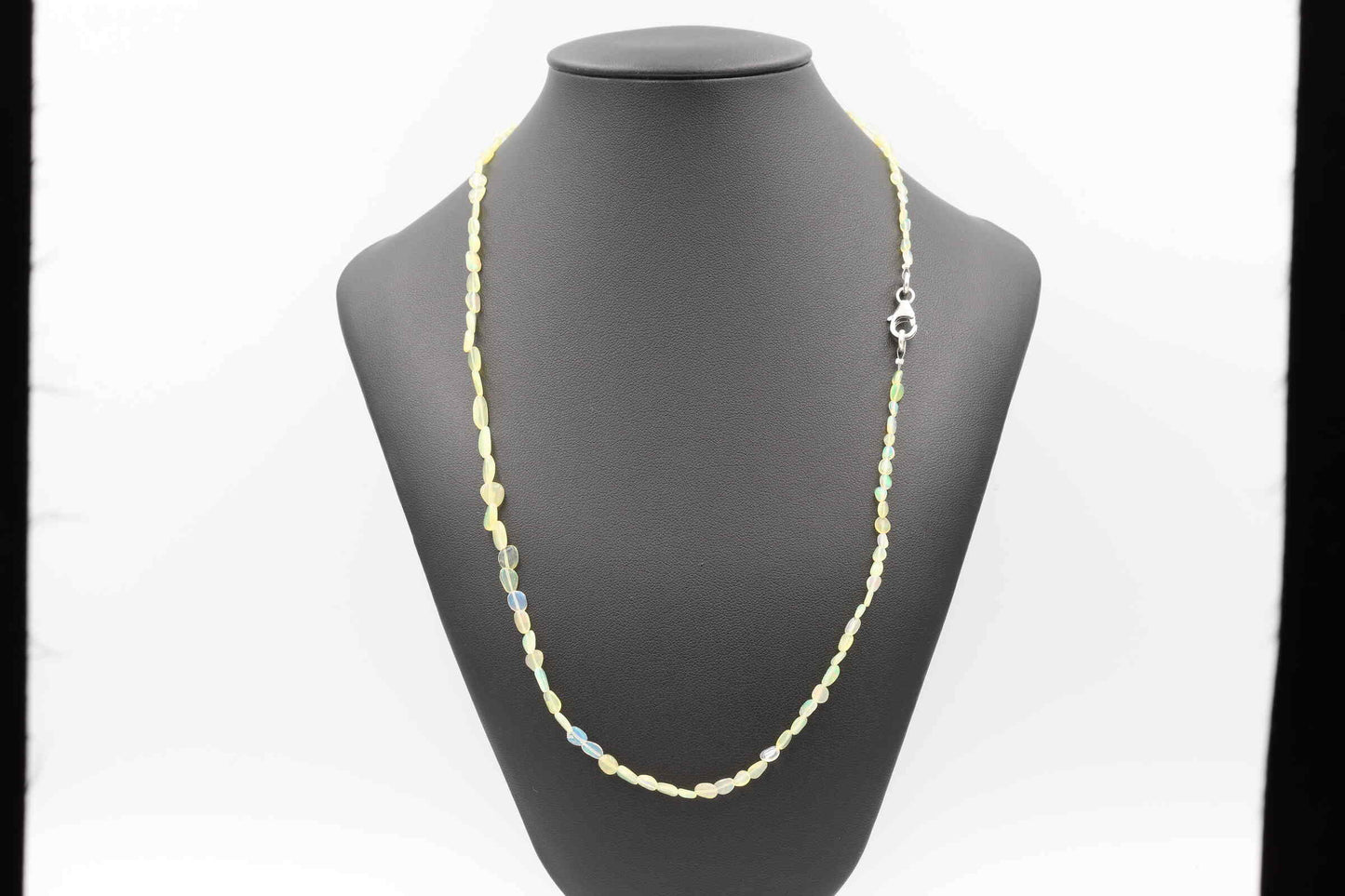 Kristallwerk präsentiert eine wunderschöne Opal Halskette mit 3-6 mm Barock Scheiben und einem Karabiner Verschluss aus Silber