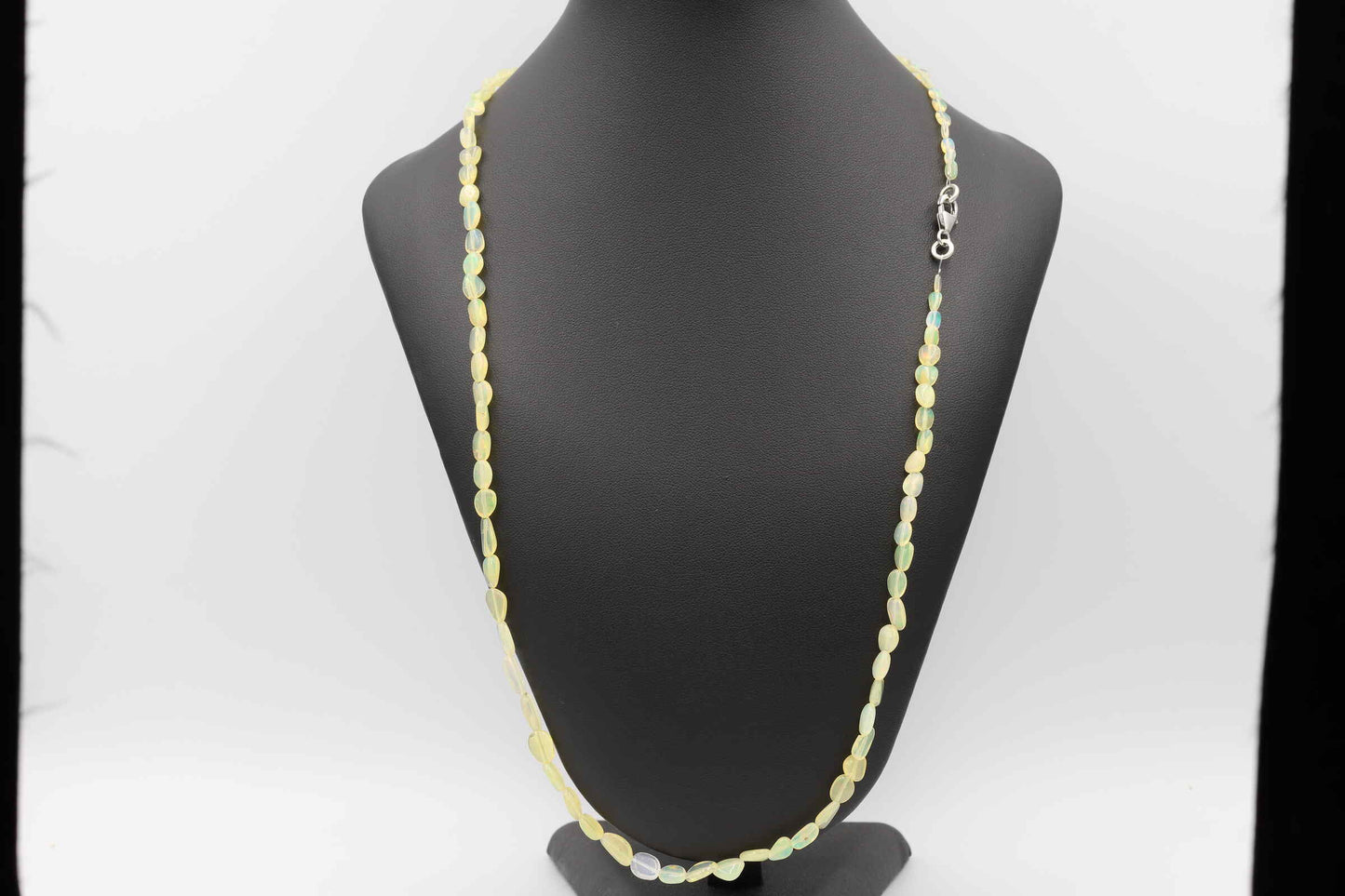Kristallwerk präsentiert eine wunderschöne Opal Halskette mit 3-6 mm Barock Scheiben und einem Karabiner Verschluss aus Silbe