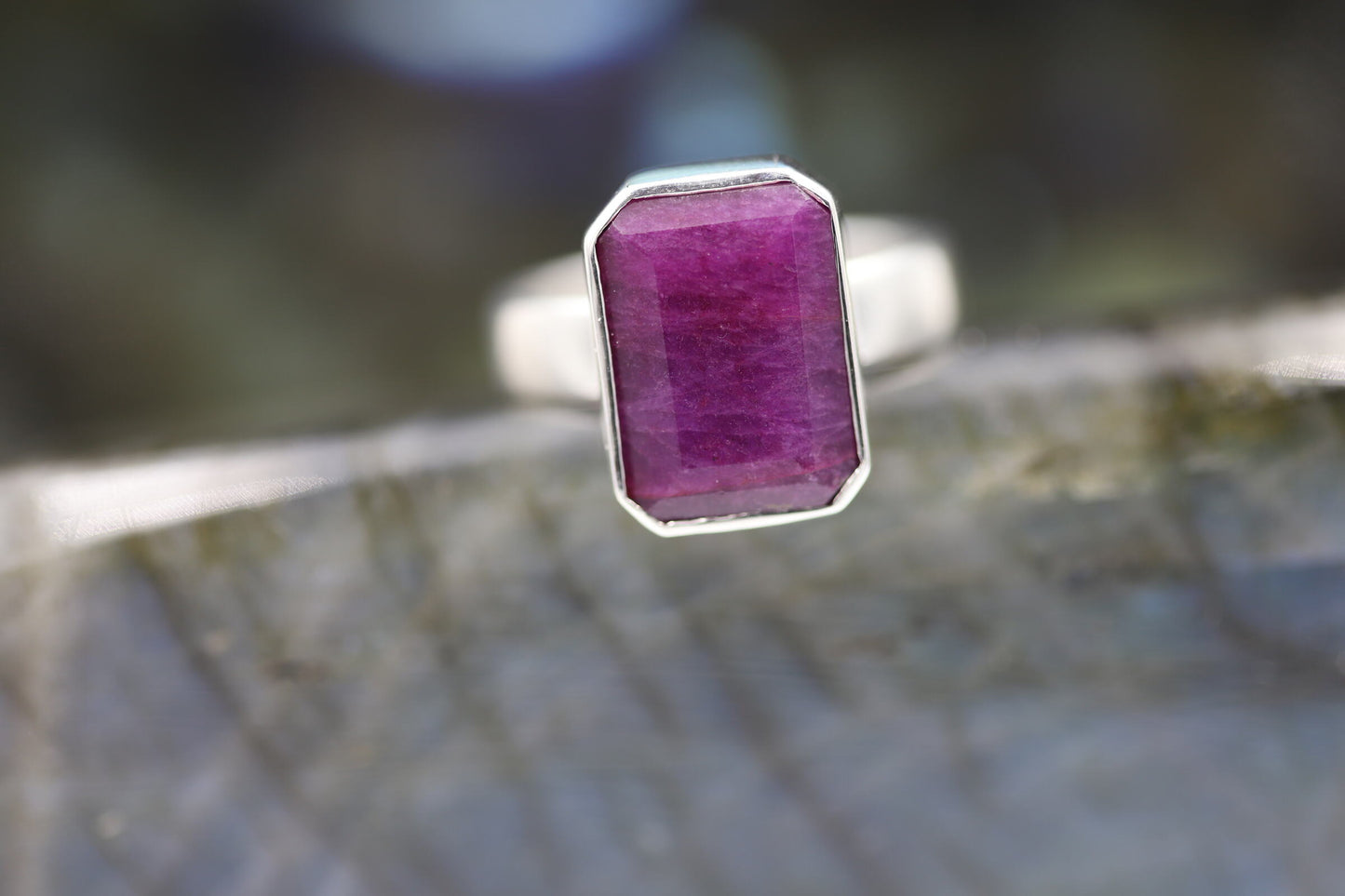 Ring mit facettiertem Rubin und Silber 925