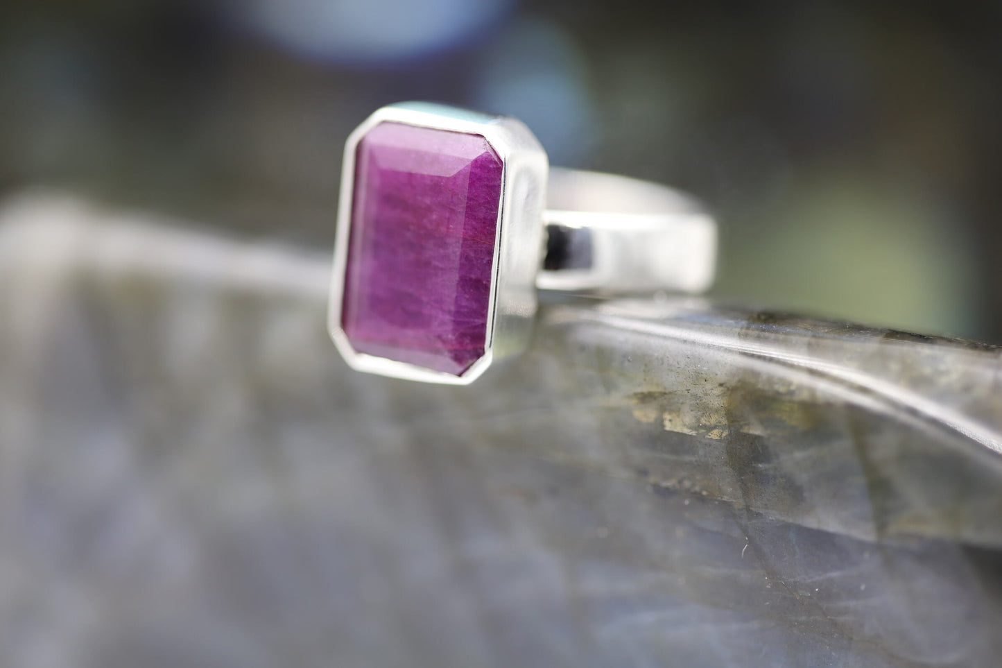 Ring mit facettiertem Rubin und Silber 925