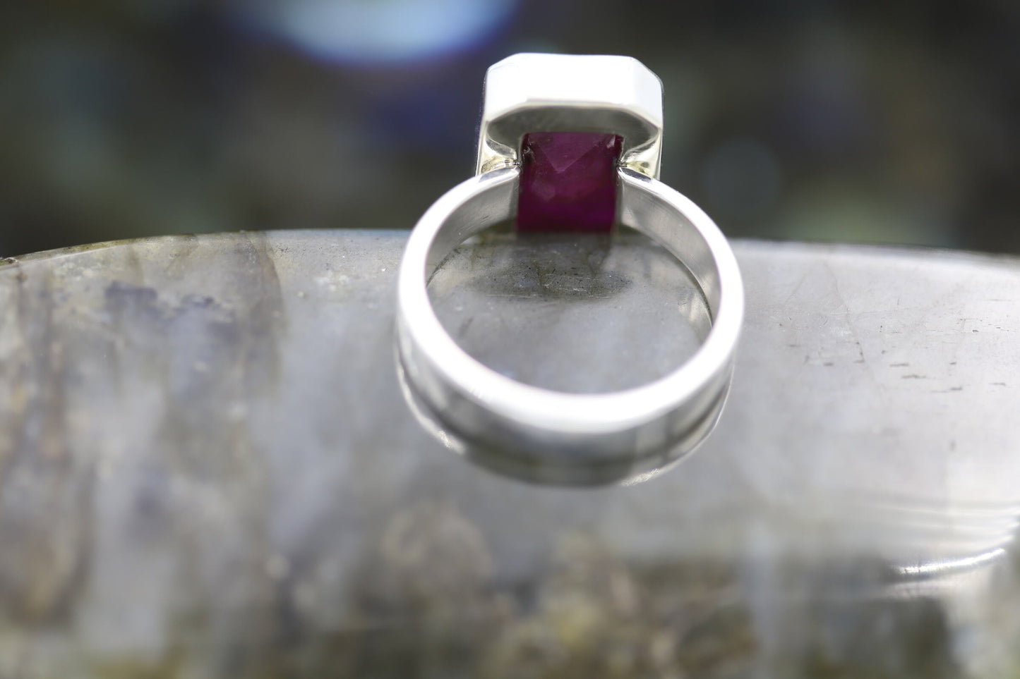 Ring mit facettiertem Rubin und Silber 925