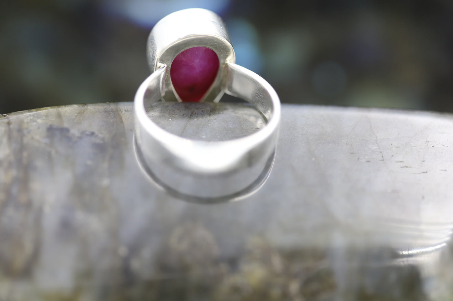 Ring mit facettiertem Rubin und Silber 925 spitzoval