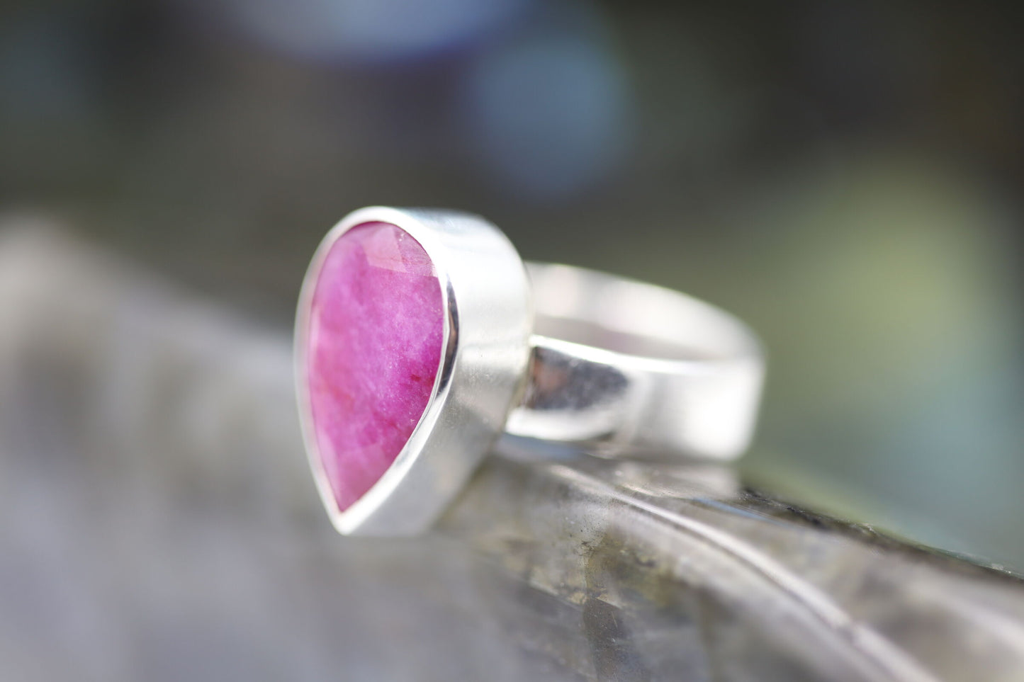 Ring mit facettiertem Rubin und Silber 925 spitzoval