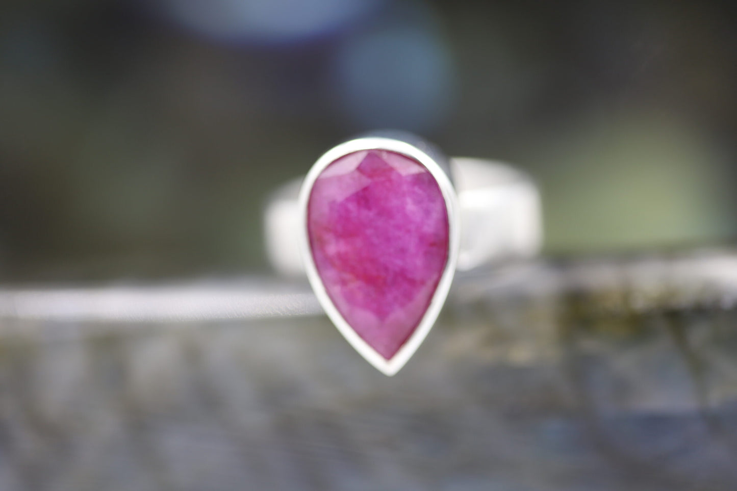 Ring mit facettiertem Rubin und Silber 925 spitzoval