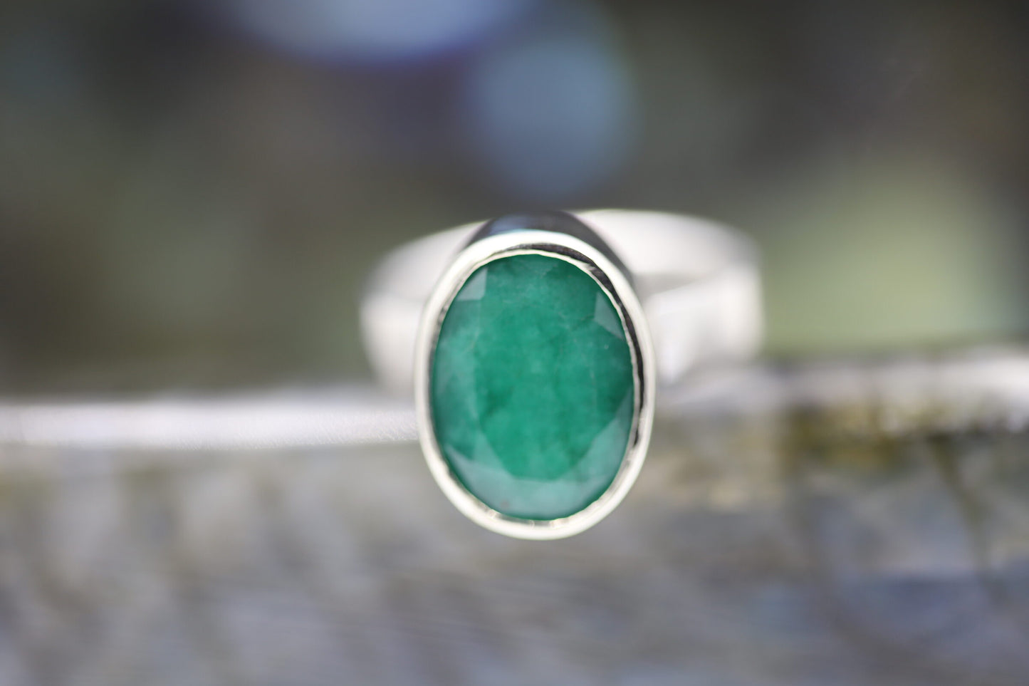 Ring mit facettiertem Smaragd und Silber 925 oval