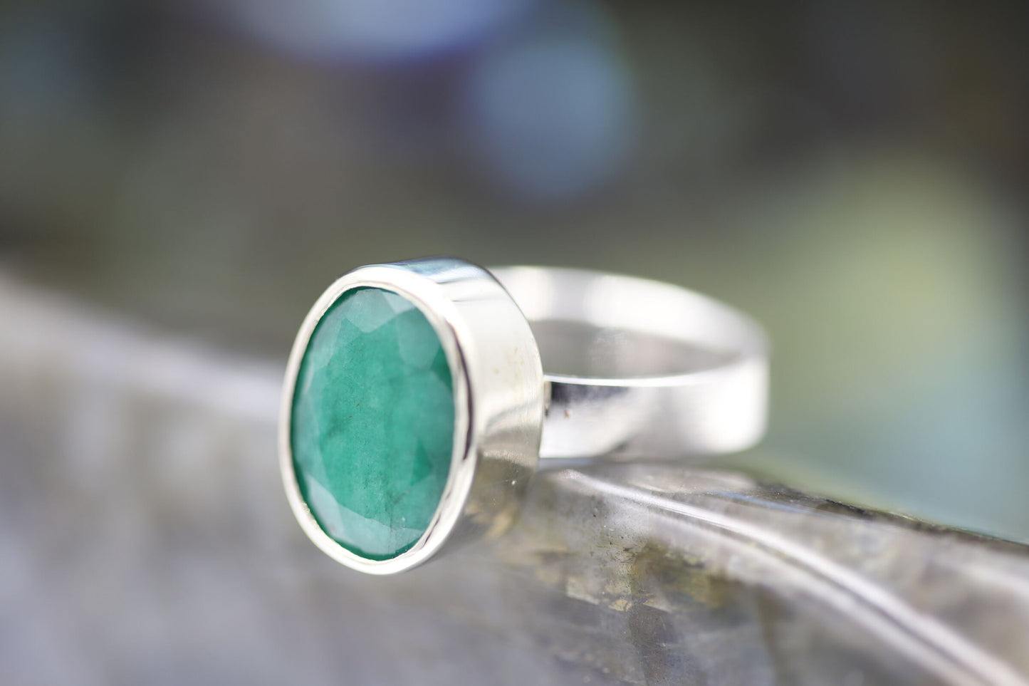 Ring mit facettiertem Smaragd und Silber 925 oval