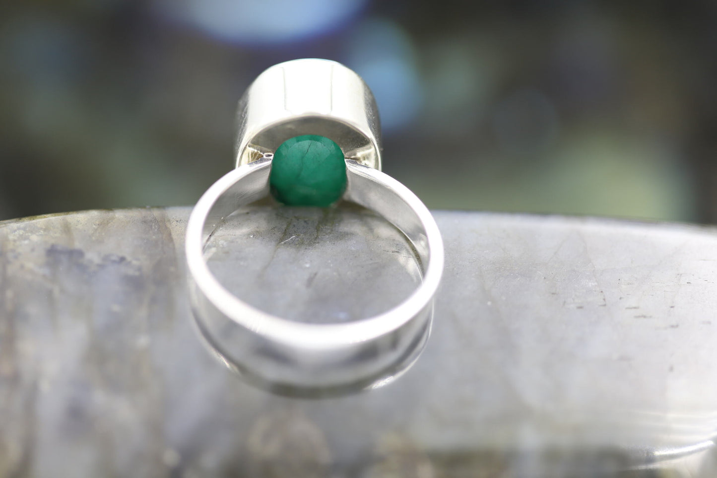 Ring mit facettiertem Smaragd und Silber 925 oval