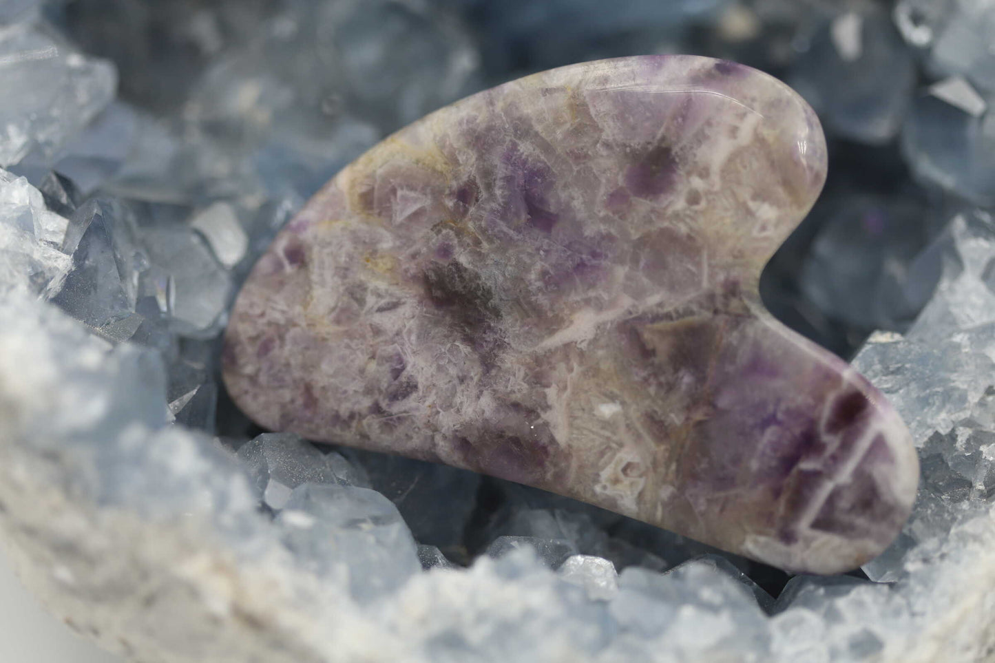 Geschliffene Schätze Gua Sha Amethyst
