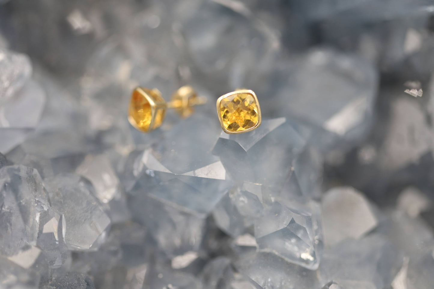 Ohrstecker mit facettiertem Citrin, eingefasst in 14 K Gold quadratisch
