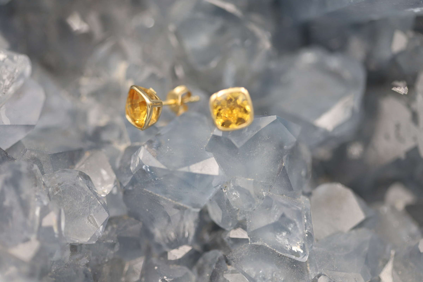 Ohrstecker mit facettiertem Citrin, eingefasst in 14 K Gold quadratisch