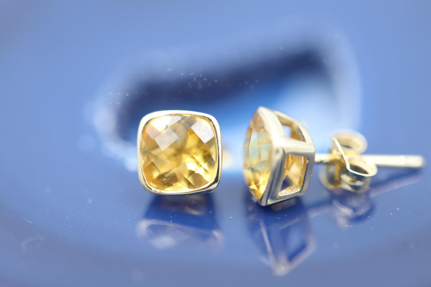 Ohrstecker mit facettiertem Citrin, eingefasst in 14 K Gold quadratisch