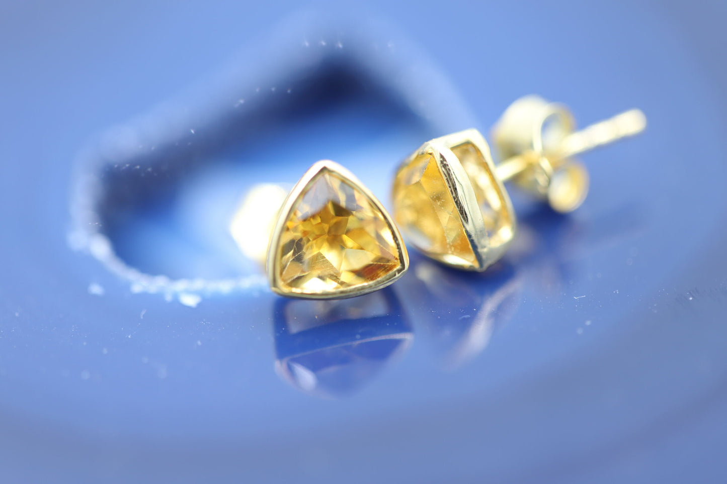 Ohrstecker mit facettiertem Citrin, eingefasst in 14 K Gold dreieckig