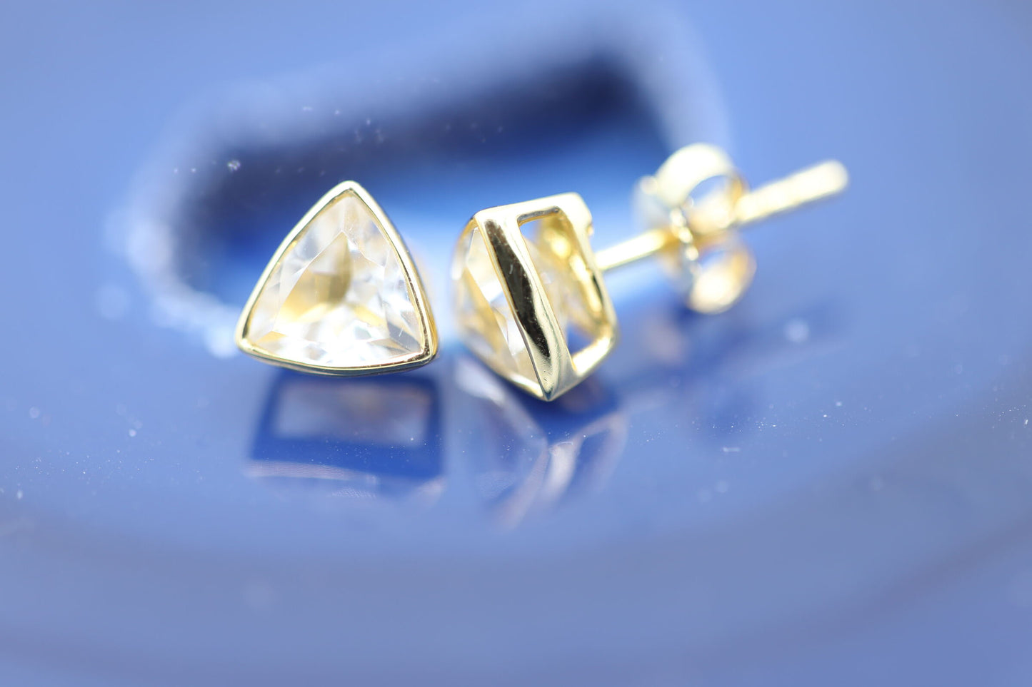 Ohrstecker mit facettiertem weissen Topas eingefasst in 14 K Gold dreieckig