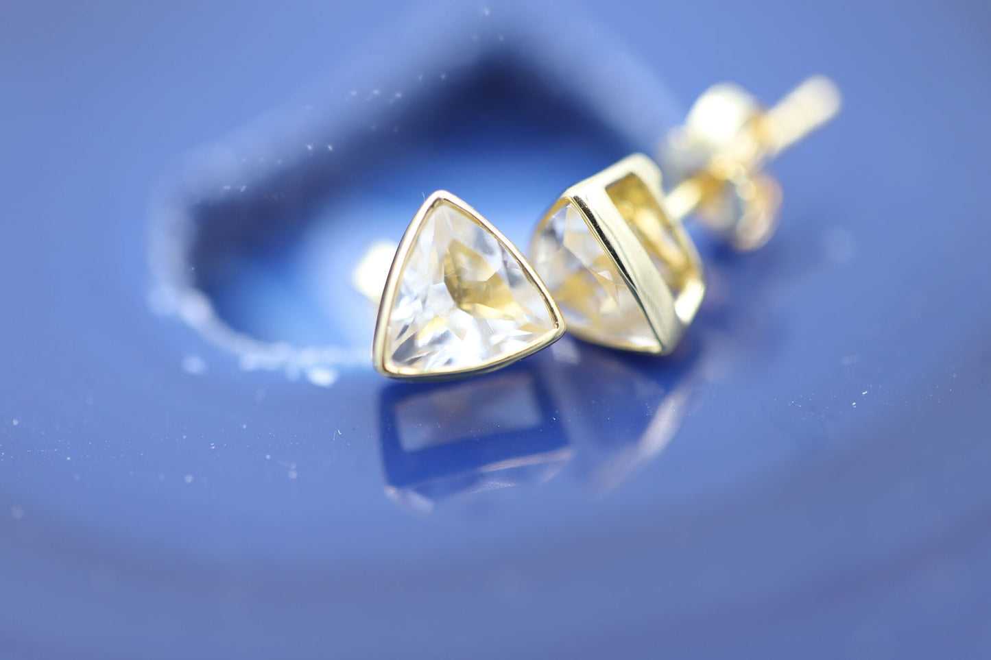 Ohrstecker mit facettiertem weissen Topas eingefasst in 14 K Gold dreieckig