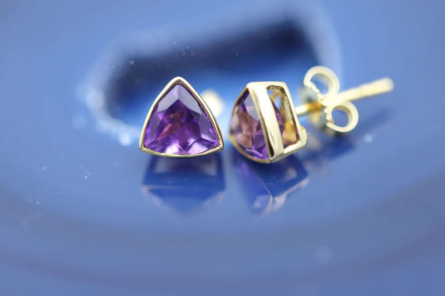 Ohrstecker mit facettiertem Amethyst eingefasst in 14 K Gold dreieckig