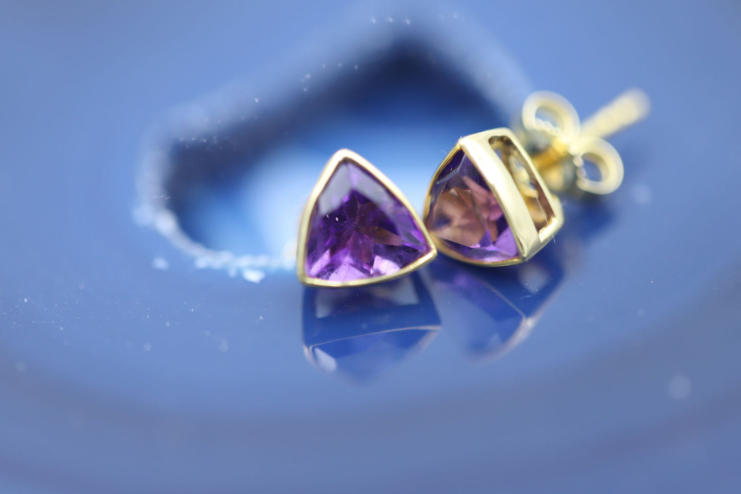 Ohrstecker mit facettiertem Amethyst eingefasst in 14 K Gold dreieckig