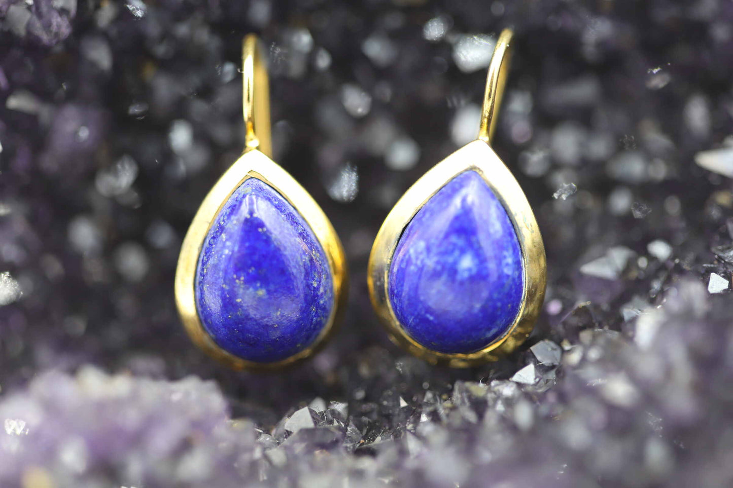 Ohrhänger mit fantastischem spitzovalen Lapislazuli Cabochon in Silber vergoldet gefasst