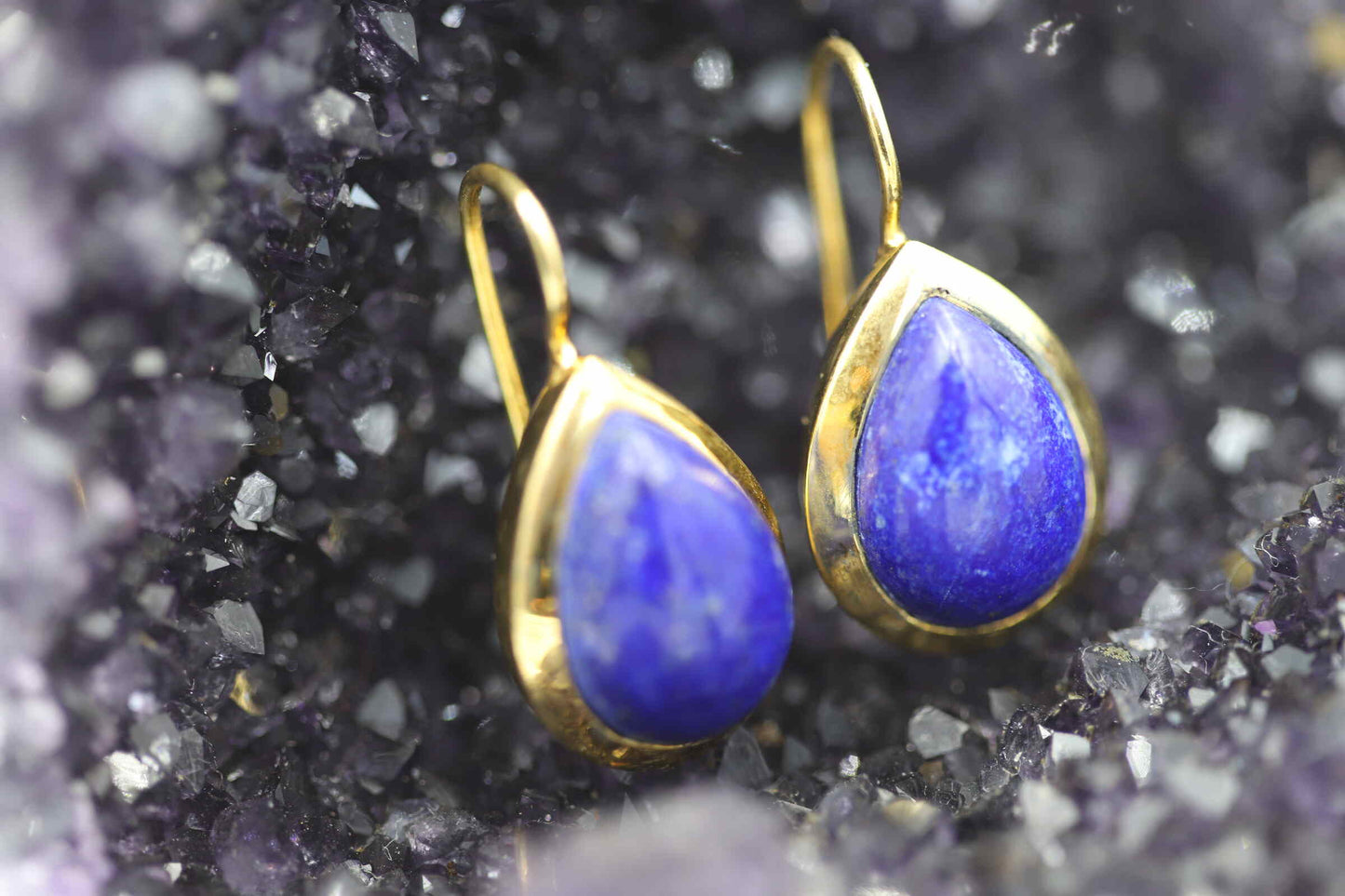 Ohrhänger mit fantastischem spitzovalen Lapislazuli Cabochon in Silber vergoldet gefasst