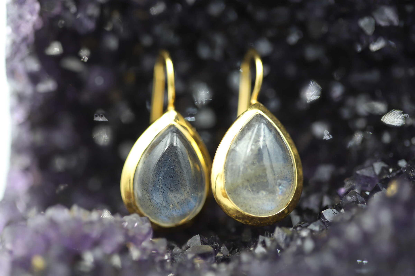 Ohrhänger mit fantastischem spitzovalen Labradorit Cabochon in Silber vergoldet gefasst