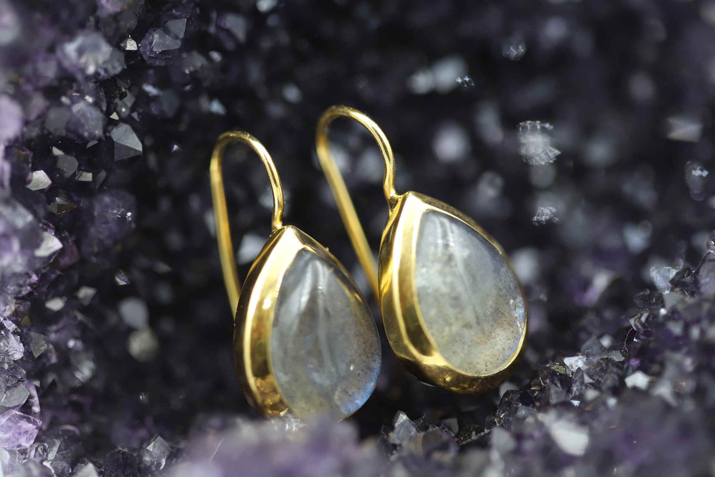 Ohrhänger mit fantastischem spitzovalen Labradorit Cabochon in Silber vergoldet gefasst