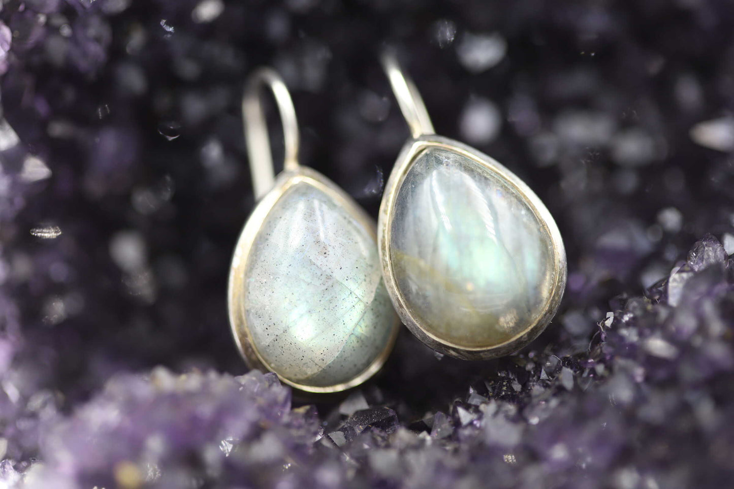 Ohrhänger mit fantastischem spitzovalen Labradorit Cabochon in Silber gefasst