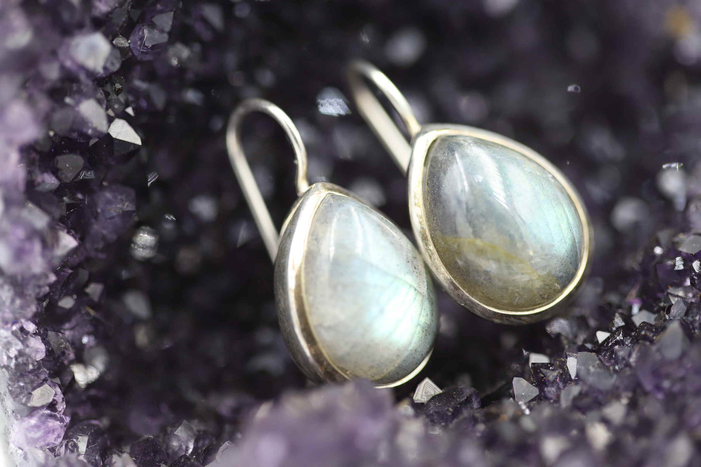 Ohrhänger mit fantastischem spitzovalen Labradorit Cabochon in Silber gefasst