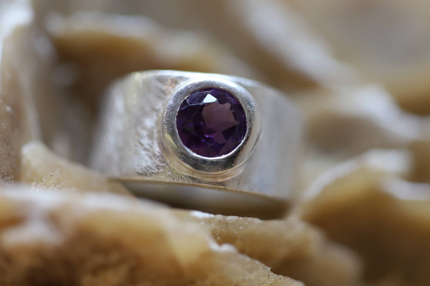 Ring aus Silber 925 satiniert mit einem facettierten und leuchtenden Amethyst