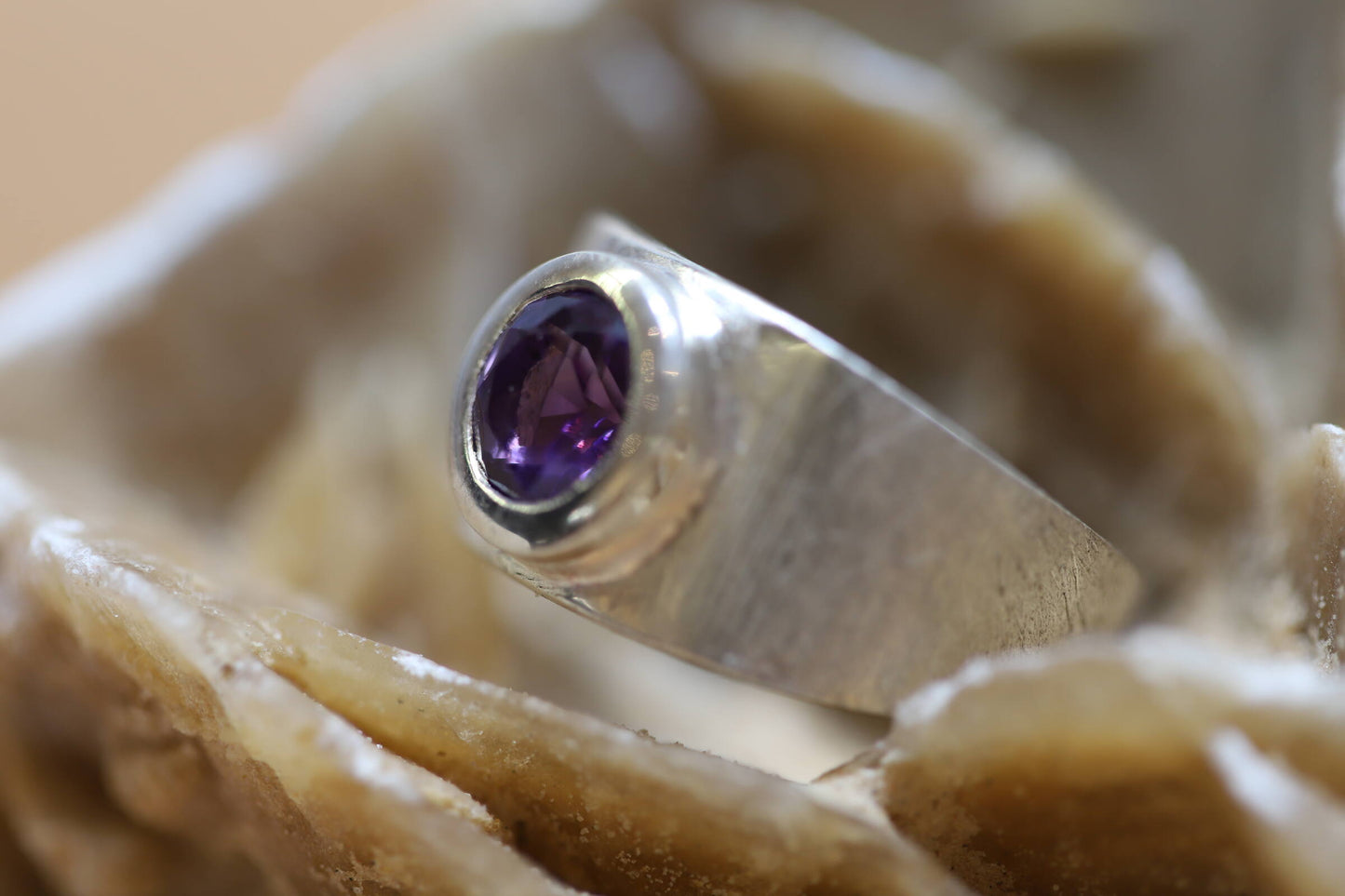 Ring aus Silber 925 satiniert mit einem facettierten und leuchtenden Amethyst