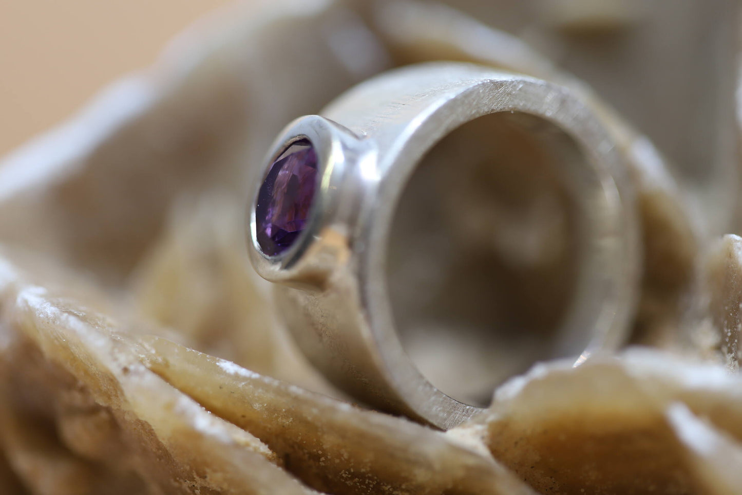 Ring aus Silber 925 satiniert mit einem facettierten und leuchtenden Amethyst