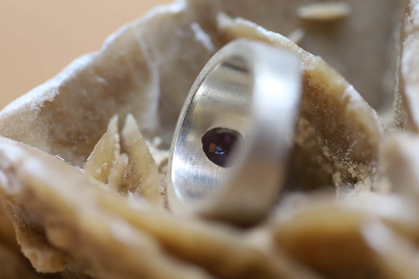 Ring aus Silber 925 satiniert mit einem facettierten und leuchtenden Amethyst
