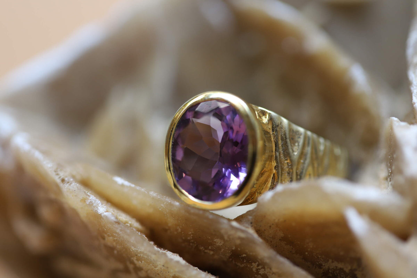 Ring aus Silber 925 vergoldet mit einem facettierten und ovalen Amethysten 12x10mm