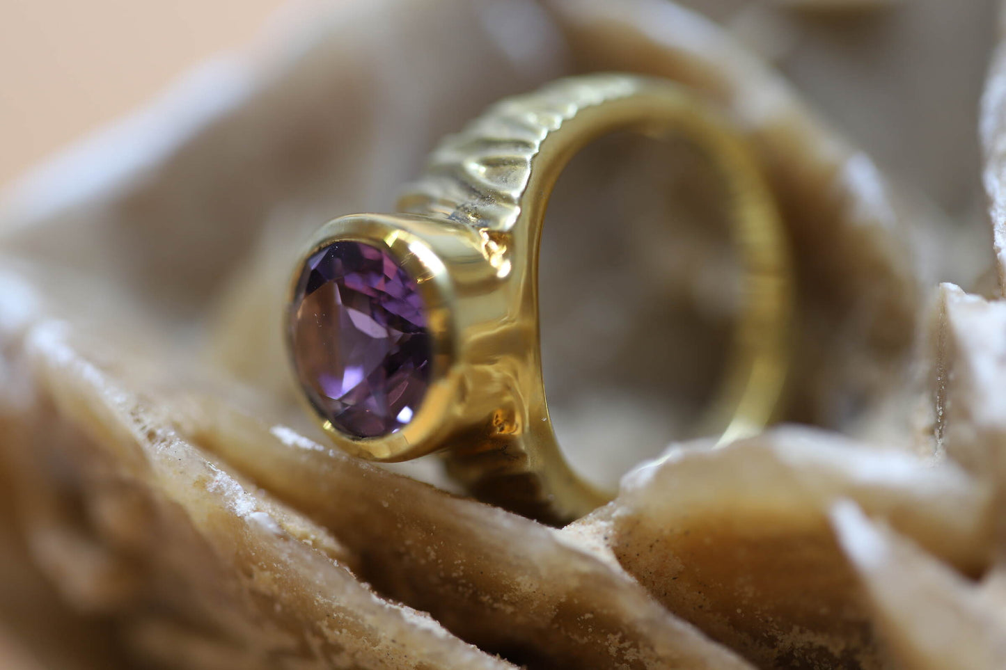 Ring aus Silber 925 vergoldet mit einem facettierten und ovalen Amethysten 12x10mm
