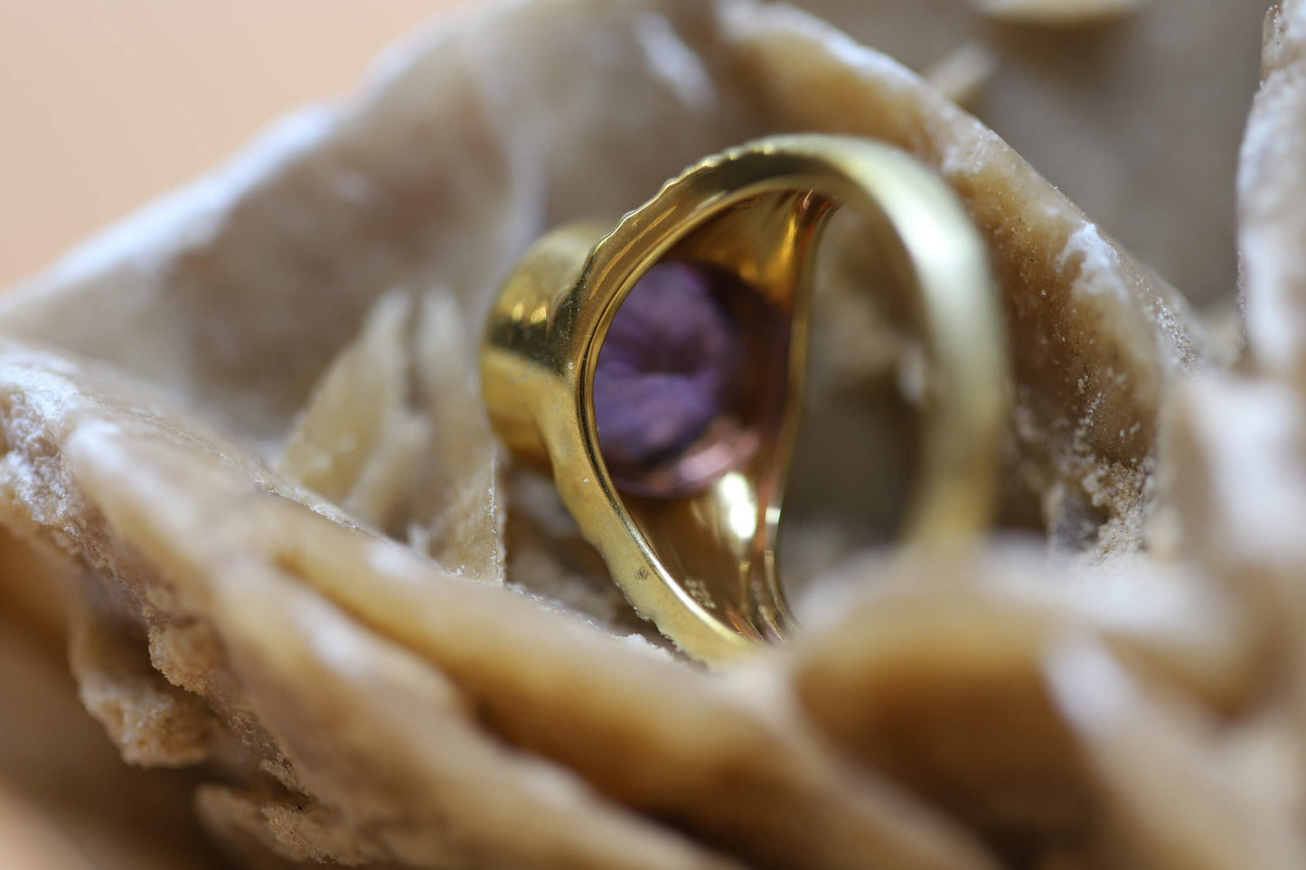 Ring aus Silber 925 vergoldet mit einem facettierten und ovalen Amethysten 12x10mm