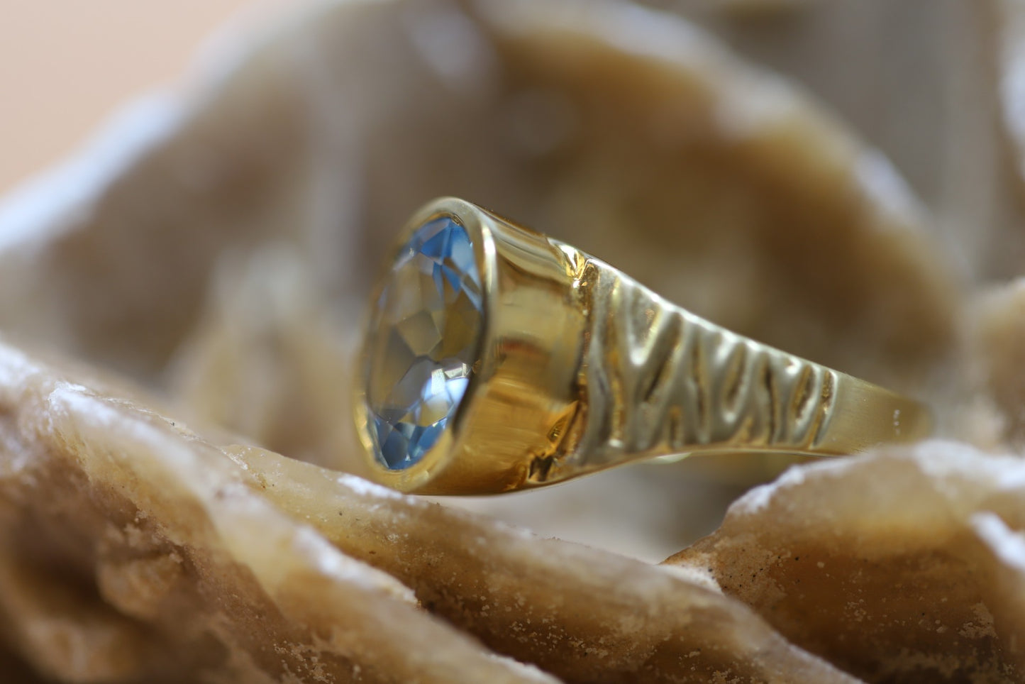 Ring aus Silber 925 vergoldet mit einem facettierten und blauen Edeltopas 12x10mm