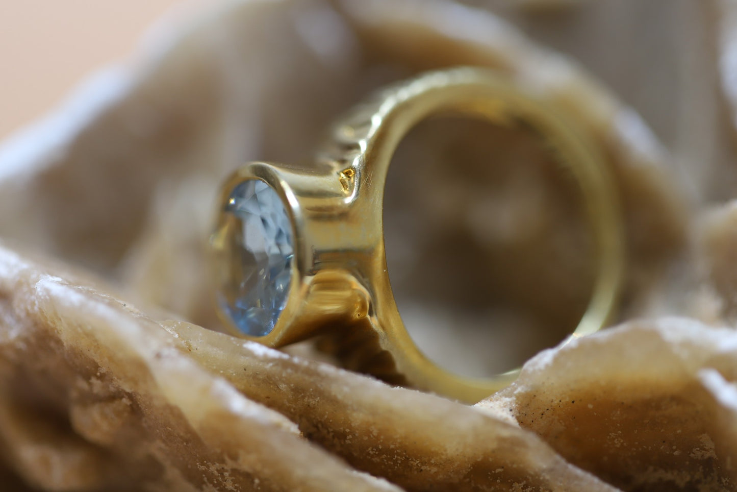 Ring aus Silber 925 vergoldet mit einem facettierten und blauen Edeltopas 12x10mm