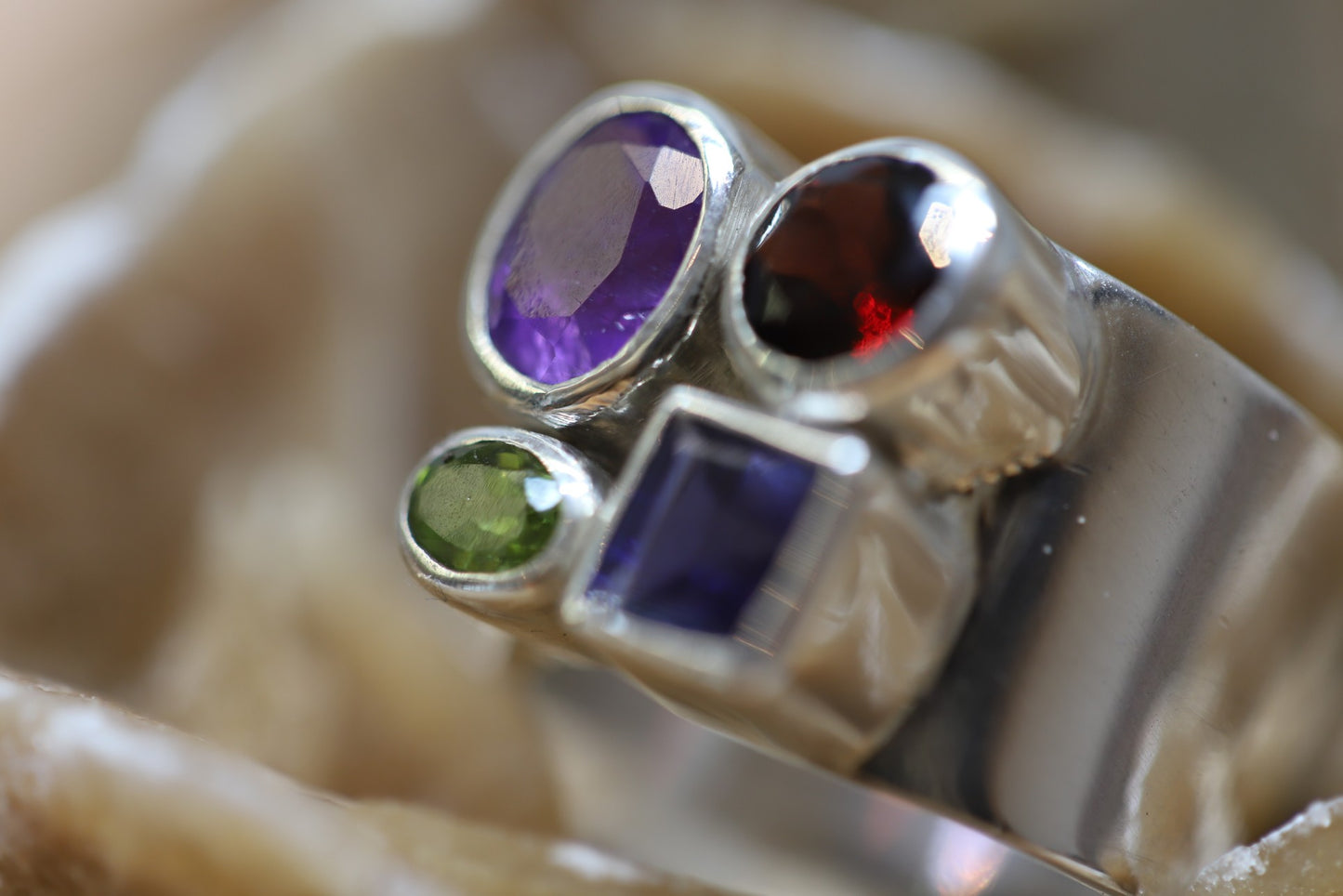 Ring aus Silber 925 mit facettierten Amethyst / Granat / Peridot und Saphir