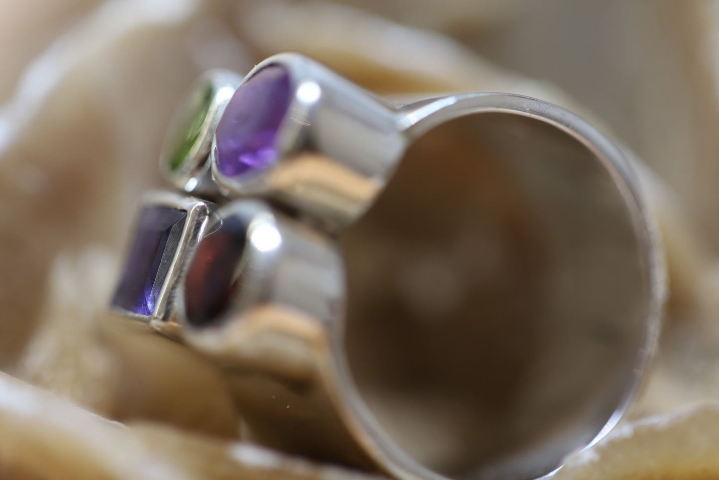 Ring aus Silber 925 mit facettierten Amethyst / Granat / Peridot und Saphir