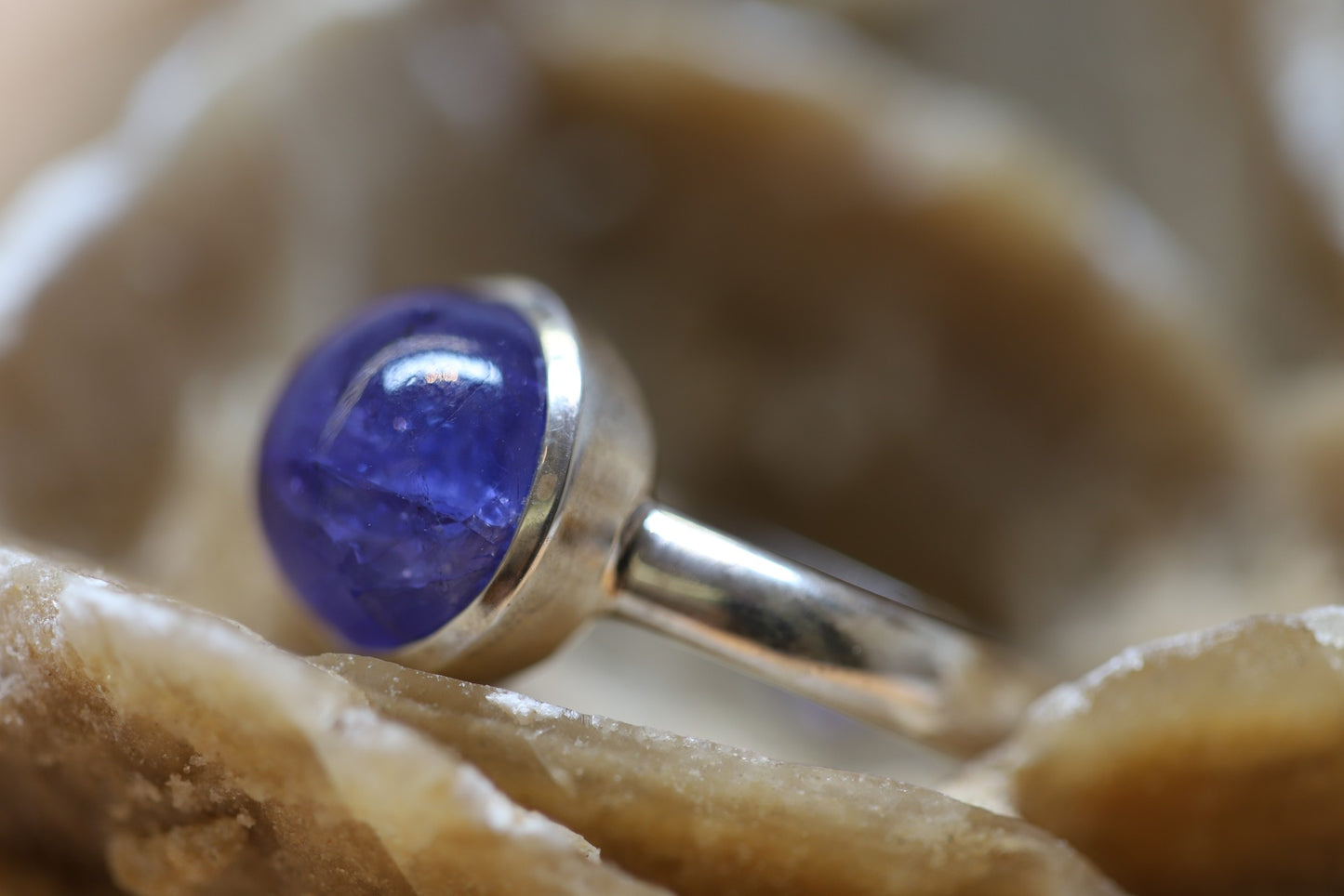 Ring aus Silber 925 Hochglanz mit einem polierten runden Tansanit Cabochon