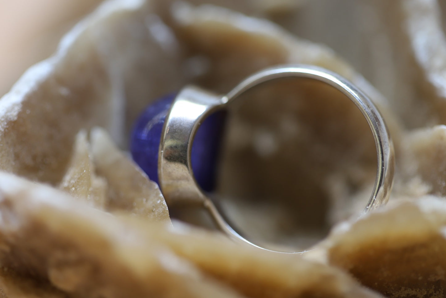 Ring aus Silber 925 Hochglanz mit einem polierten runden Tansanit Cabochon