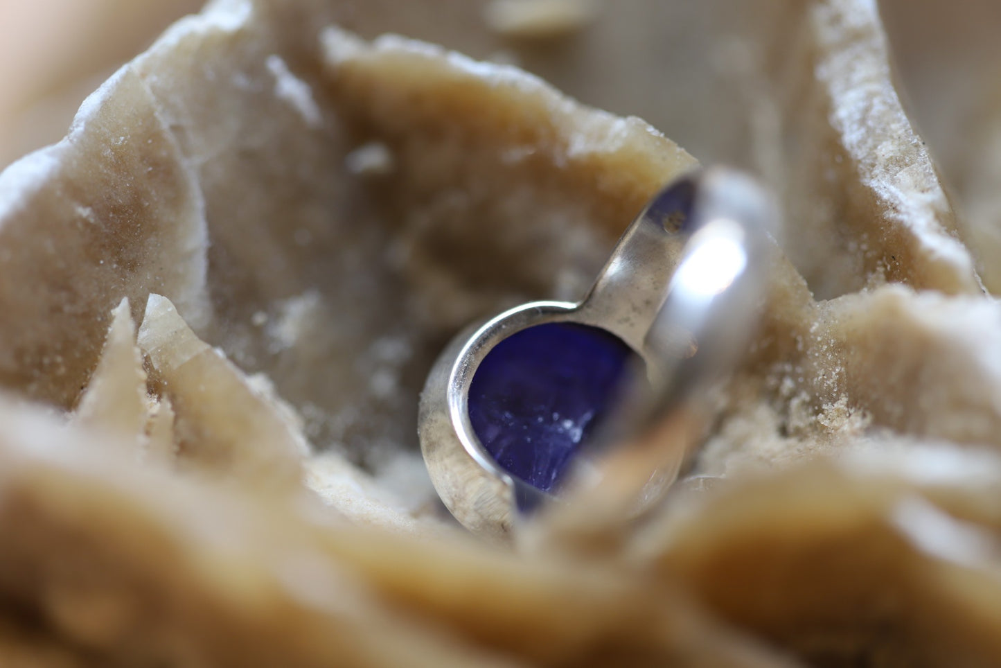 Ring aus Silber 925 Hochglanz mit einem polierten runden Tansanit Cabochon