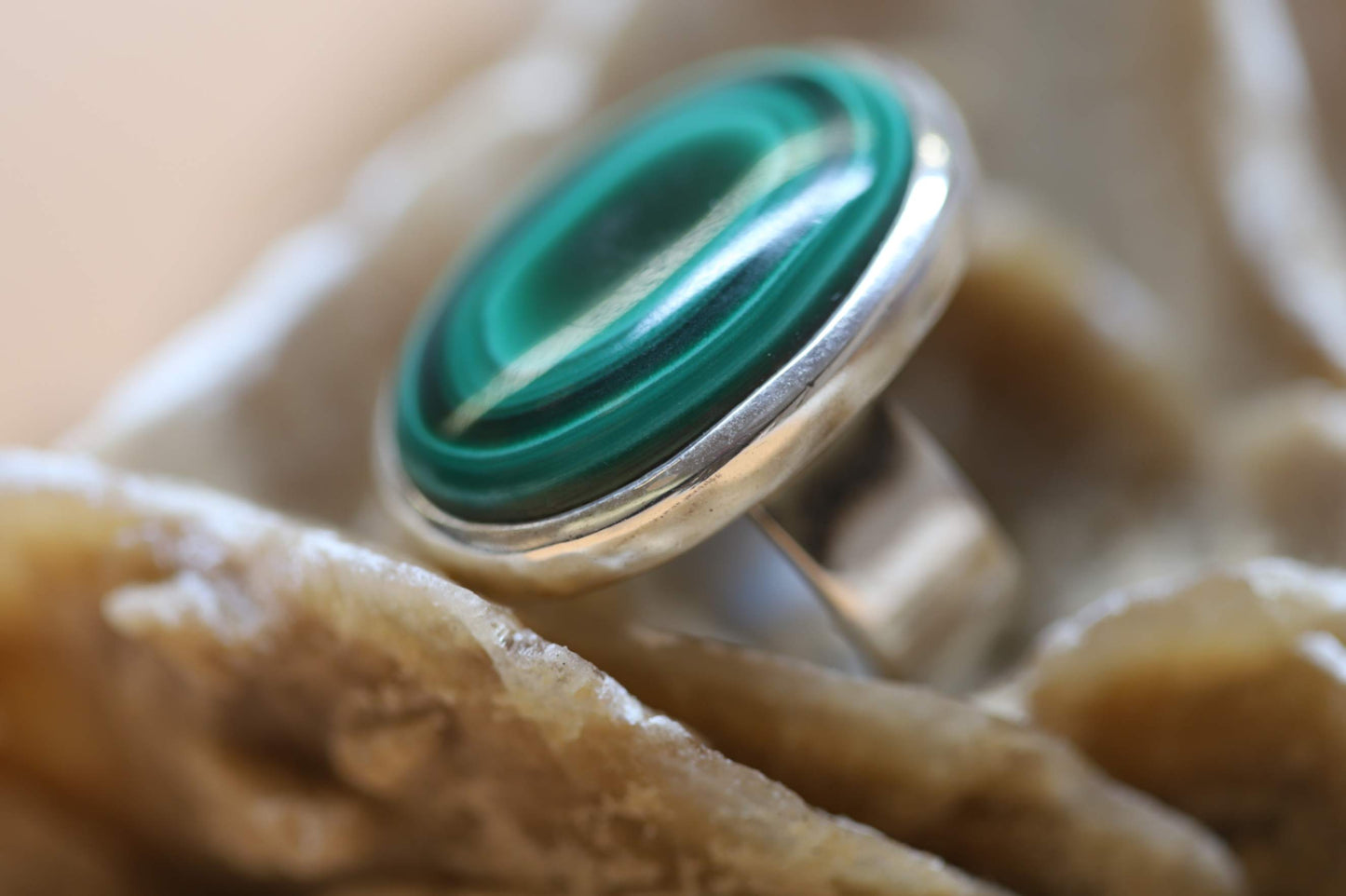 Ring aus Silber 925 Hochglanz mit einem polierten ovalen Malachit Cabochon