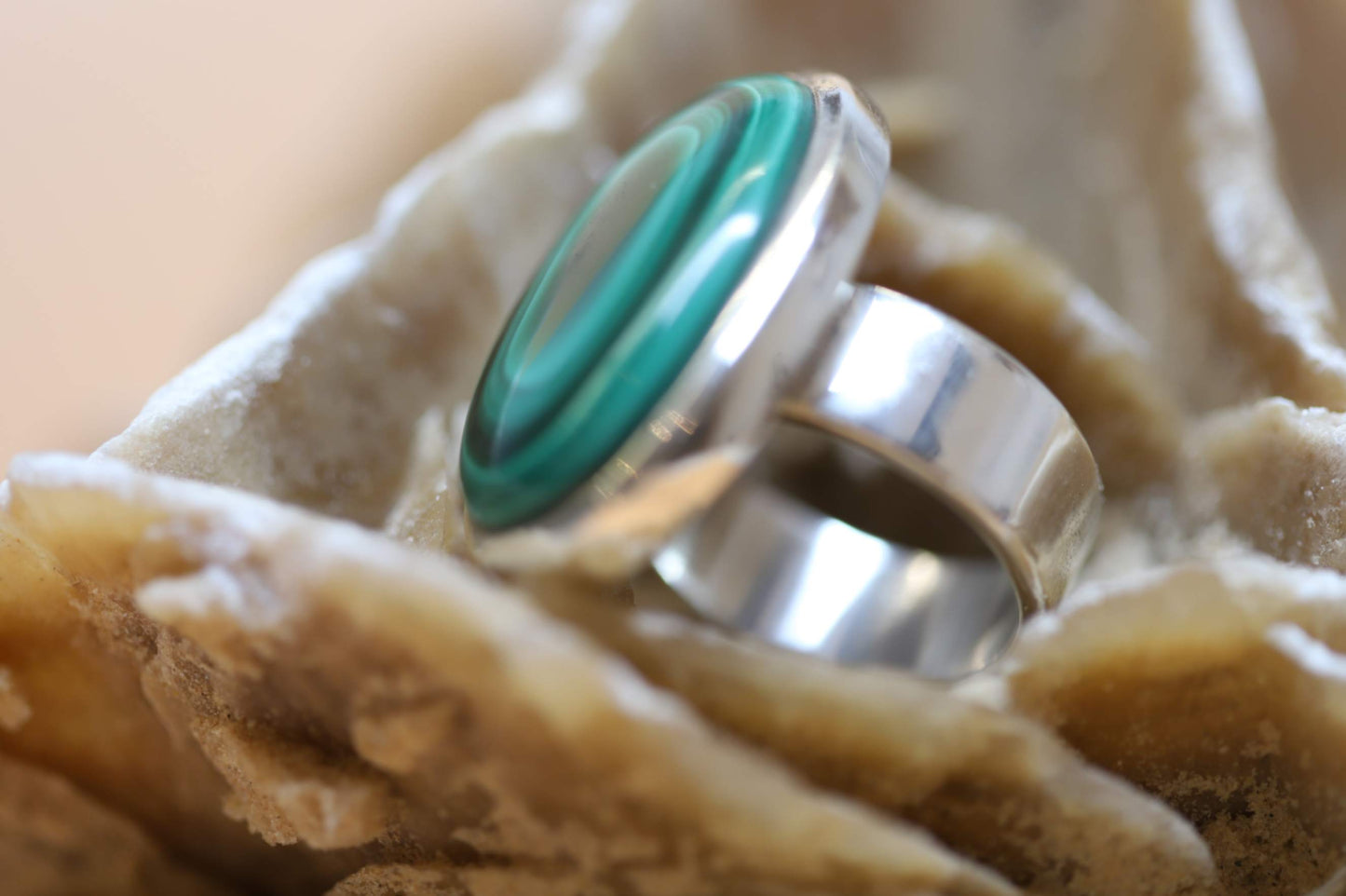 Ring aus Silber 925 Hochglanz mit einem polierten ovalen Malachit Cabochon