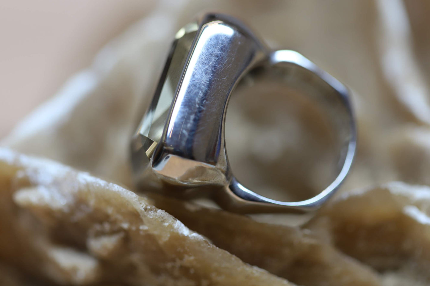 Ring aus Silber 925 mit facettiertem Rauchquarz rechteckig