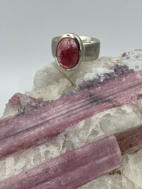Ring mit polierten pinken Turmalin Silber 925