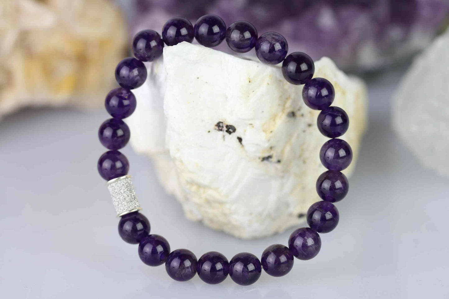 Kristallwerk präsentiert: Armband mit glänzenden Amethyst Kugeln und mit einem eingesetzten Silberstück.